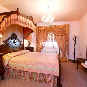 Hotel Dallas, Warna